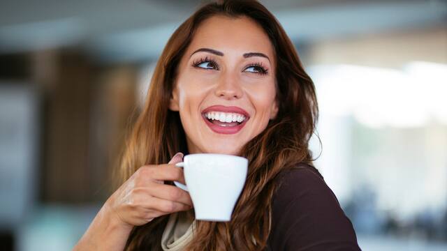 Hogyan távolíthatók el a kávéfoltok és elszíneződések a fogakról?